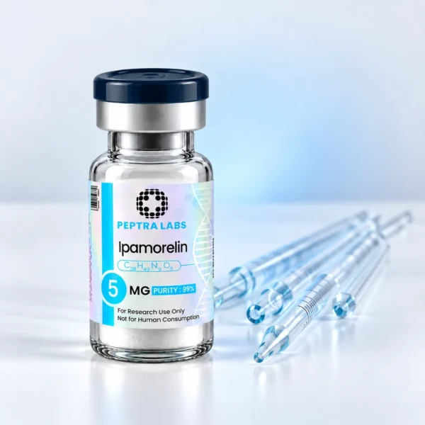 Flacon de Ipamorelin lângă pipete de laborator, categoria cercetare hormon de creștere și endocrină