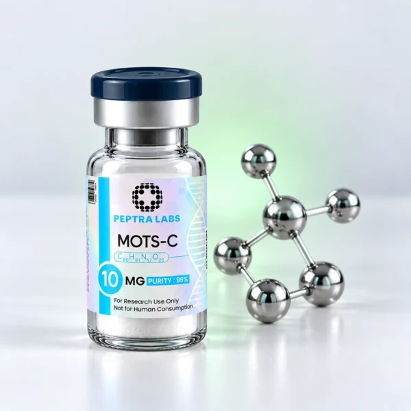 Flacon de MOTS-c lângă un model molecular, categoria cercetare longevitate și energie celulară