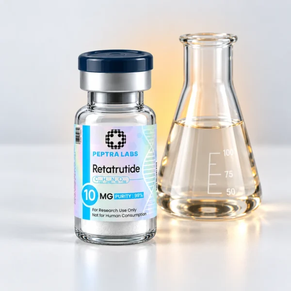 Flacon de Retatrutide lângă un flacon Erlenmeyer, categoria cercetare metabolică